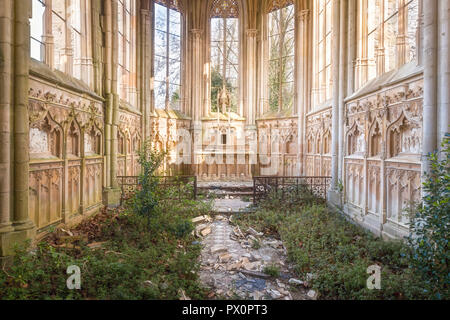 Innenansicht eines schönen verlassene Kapelle mit Pflanzen auf dem Boden in Frankreich. Stockfoto