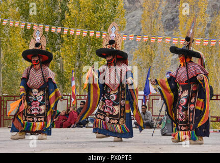 Gelugpa Mönche tanzen an der Diskit Kloster Gustor Festival, Nubra Valley, Ladakh, Indien Stockfoto