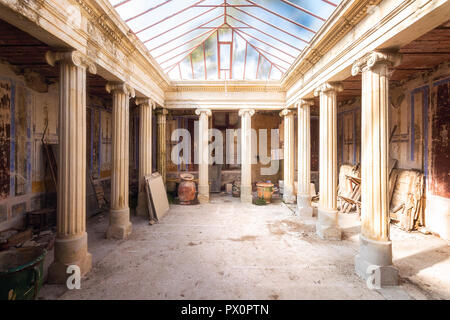 Innenansicht der ein Zimmer in einem verlassenen Kloster in Frankreich. Stockfoto