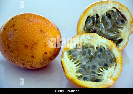 Granadilla oder Passionsfrucht auf dem Tisch Stockfoto