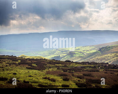 Licht durch Wolken von der Pennine Way absteigend Pen y Gent Horton in Ribblesdale Yorkshire Dales England brechen Stockfoto