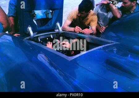 Donald Campbell im Cockpit von Bluebird CN7, Ken Norris Notizen zu machen. Lake Eyre 1963 Stockfoto