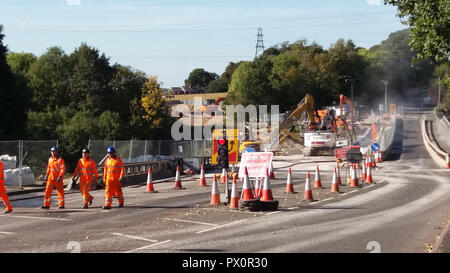 Autobahn M27 geschlossen für Brücke demoltion an Rownhams 2018. Brücke über M27 bei Rownhams abgerissen wurden. Straßensperre. Stockfoto