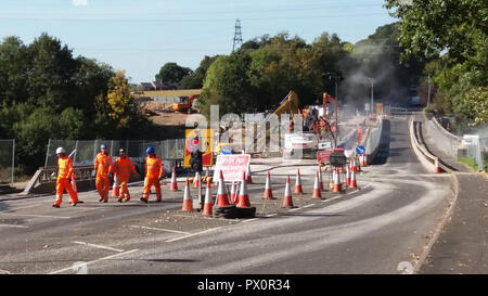 Autobahn M27 geschlossen für Brücke demoltion an Rownhams 2018. Brücke über M27 bei Rownhams abgerissen wurden. Straßensperre. Stockfoto