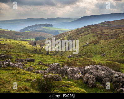 Blick entlang Ribblesdale von Horton Narbe Lane in der Nähe von Horton in Ribblesdale Yorkshire Dales England Stockfoto