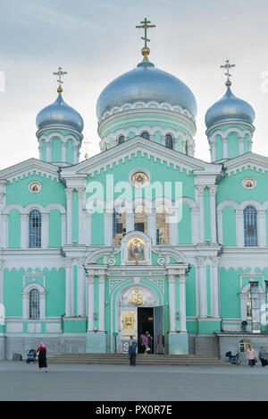 Diveevo, Russland - 28. August 2009: Kathedrale in Herrlichkeit des Zhivonachalny und belebende Dreifaltigkeit. Heilige und Troitsk Serafimo-Diveevsky Kloster. Y Stockfoto