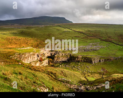 Anzeigen von Horton Narbe Spur in Richtung Pen y Gent in der Nähe von Horton in Ribblesdale Yorkshire Dales England Stockfoto