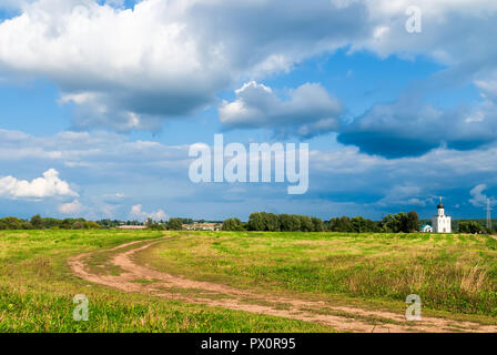 Straße Kirche der Fürsprache an der Nerl zu. Im 12. Jahrhundert erbaut. Bogolyubovo, Vladimir region, Goldener Ring Russlands Stockfoto