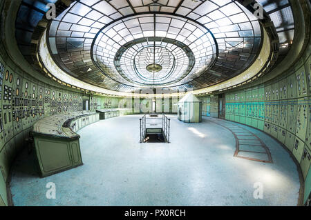 Innenansicht der Kelenfold Power Station und seine schöne Art-deco-Kontrollraum in Ungarn, Budapest. Stockfoto