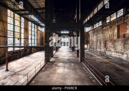 Innenansicht der Kelenfold Power Station und seine schöne Art-deco-Kontrollraum in Ungarn, Budapest. Stockfoto