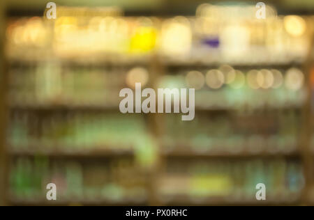 Blurry Showcase mit bunten Flaschen. Abstrakte verschwommenen Hintergrund Stockfoto