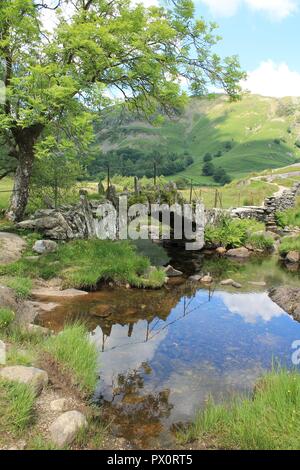 Slaters Brücke von der Little Langdale Valley im englischen Lake District, Cumbria GROSSBRITANNIEN. Stockfoto