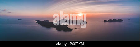 Antenne drone Blick auf die tropischen Inseln Silhouette Sonnenuntergang. Indischen Ozean. Reisen und Urlaub Konzept. Top view Panorama. Reisen Hintergrund. Natur Landschaft. Stockfoto