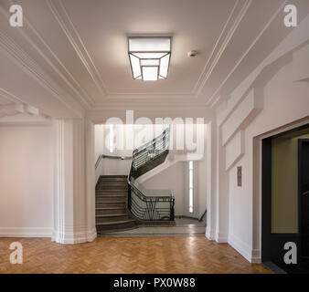 Treppe im kommunalen Bereich im berühmten Art déco-Hoover Gebäude in London, UK, die in Wohnungen von Interrobang Architekten umgebaut wurde. Stockfoto