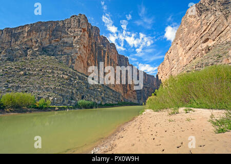 Rio Grande River fließt durch Santa Elena Canyon im Big Bend National Park in Texas Stockfoto