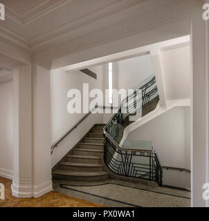 Treppe im kommunalen Bereich im berühmten Art déco-Hoover Gebäude in London, UK, die in Wohnungen von Interrobang Architekten umgebaut wurde. Stockfoto