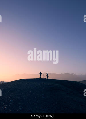 Touristische Fotograf Silhouetten in der Mitternachtssonne isländische Landschaft. Stockfoto