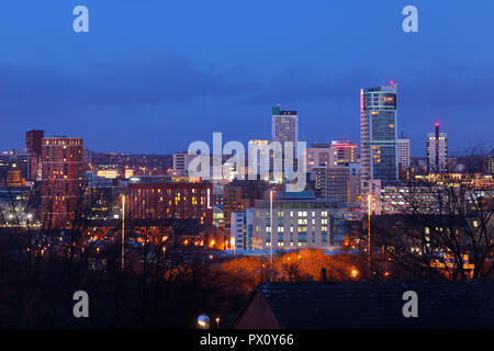 Leeds Skyline bei Nacht, von Beeston Hill gesehen. Stockfoto