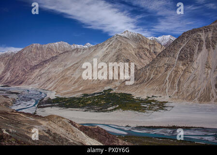 Blick auf den schönen Fluss Shyok und die Karakoram Range, Nubra Valley, Ladakh, Indien Stockfoto