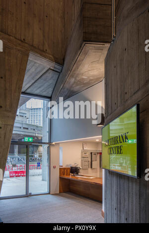 Foyer des wiederhergestellten Queen Elizabeth Hall, Southbank Centre, London, Großbritannien. Stockfoto