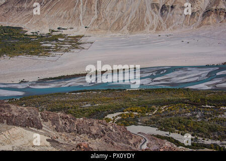 Blick auf den schönen Fluss Shyok und die Karakoram Range, Nubra Valley, Ladakh, Indien Stockfoto