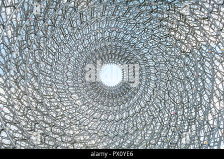 Low Angle Blick in das Innere des Hives, Royal Botanic Gardens in Kew, London, UK. Stockfoto