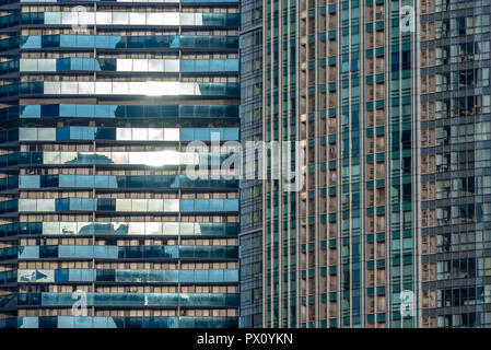 Fassade eines hohe Condominium in der Innenstadt von Singapur Stockfoto