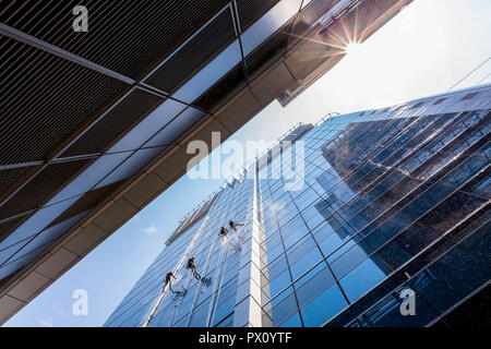 Arbeitnehmer Reinigung Fassade der Harbourfront Centre, Singapur Stockfoto