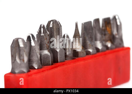Sammlung von alten rostigen Bithalter für einen Bohrer in einem Fall Rot auf weißem Hintergrund, Makro, Nahaufnahme Stockfoto