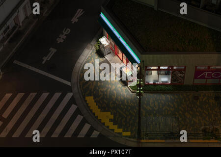 Eine Nacht, high-Angle Shot einer Straße Ecke Shop, in einem ruhigen Wohngebiet in Tokio, Japan, Nacht, Licht, Schaufenster, Shop Stockfoto