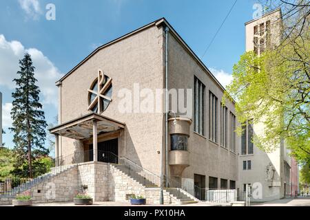 Wien, Gemeindebau des "Roten Wien" - Wien, Rat Tenement Blocks, 'roten Wien', Anlage Sandleiten, Kirche Sandleiten Stockfoto