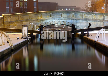 Granary Wharf Schloss an der Leeds Liverpool Canal in Leeds in der Nacht. Stockfoto