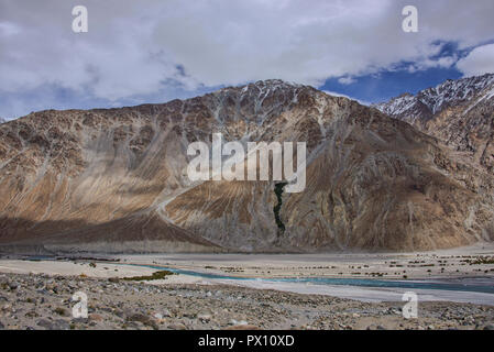 Blick auf den schönen Fluss Shyok und die Karakoram Range, Nubra Valley, Ladakh, Indien Stockfoto