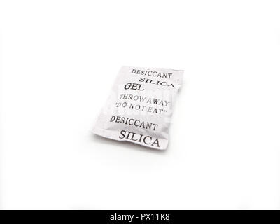 Silica Gel Pakete auf einem weißen Hintergrund. Stockfoto