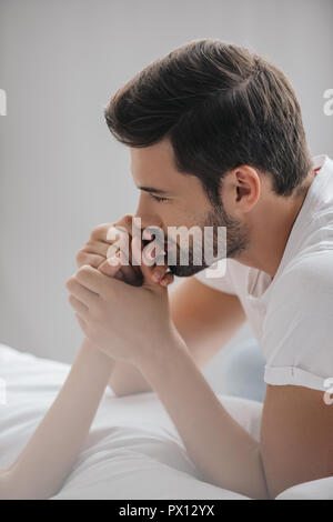 Teilansicht der Mann hält wifes Hand zu Hause Stockfoto