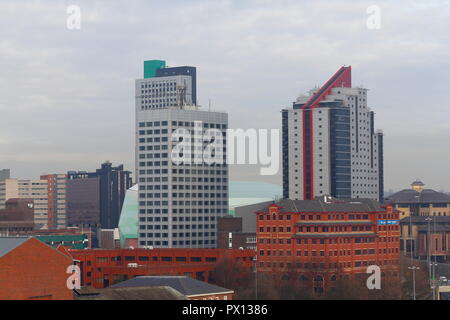 Hohe Gebäude in Leeds überragt den ersten direkten Arena. Stockfoto