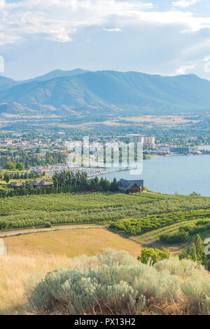 Blick auf die Innenstadt von Penticton, Okanagan See und Marina im Sommer Stockfoto