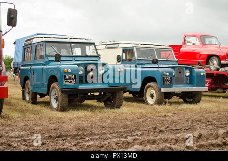 Zwei alte Land Rover in einem Feld Stockfoto