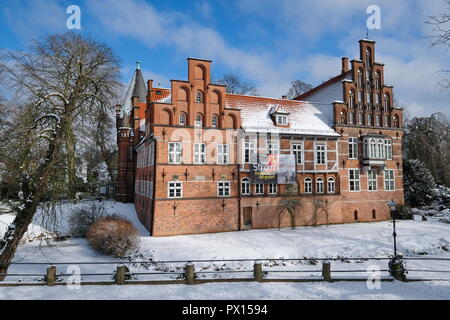 Bergedorf, Bergedorfer Schloss im Winter mit viel Schnee. Das einzige Stadtschloss in Hamburg mit Schlosspark. Stockfoto