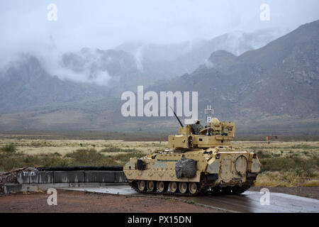 Ein Bradley Fighting Fahrzeugbesatzung zur 1. Staffel zugeordnet, 1.Kavallerie Regiments, 2. gepanzerte Brigade Combat Team, 1. Panzerdivision, waits Aufnehmen im Doña Ana, N.M., Okt. 12, 2018. Stockfoto