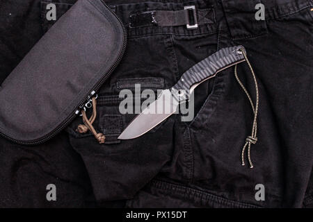 Militärische eingestellt. Militärische Komposition. Messer und Veranstalter. Draufsicht auf schwarzem Hintergrund. Stockfoto