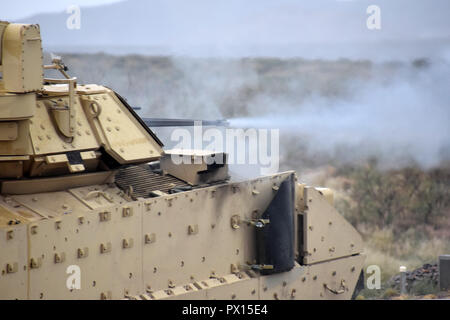 Ein Bradley Fighting Fahrzeugbesatzung zur 1. Staffel zugeordnet, 1.Kavallerie Regiments, 2. gepanzerte Brigade Combat Team, 1. Panzerdivision, Triebe des Fahrzeugs M242 Bushmaster 25mm Chain Gun im Doña Ana, N.M., Okt. 12, 2018. Stockfoto