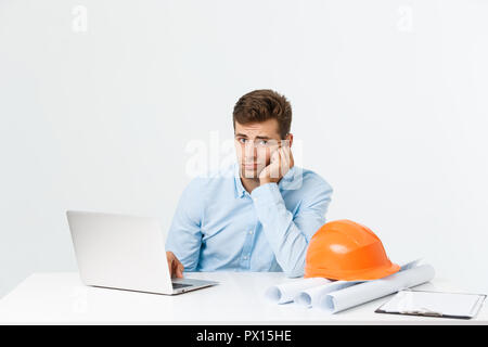 Menschen, Job, ermüdend und Überarbeitung Konzept. Sleepy männlichen Ingenieur spät gelangweilt. Stockfoto