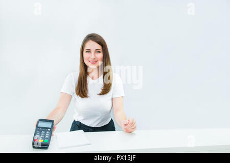 Administrative Manager oder Verkäufer holding Payment Terminal an der Rezeption. Das kontaktlose Bezahlen mit NFC-Technologie bei Shop, Klinik, Hotel. Mobile pa Stockfoto