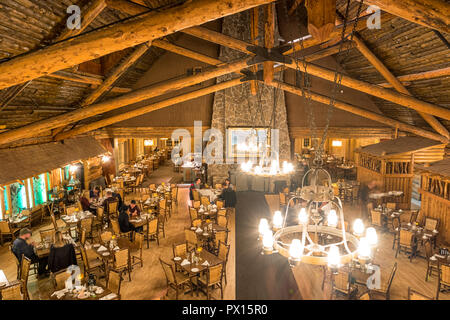 Speisesaal im Old Faithful Inn in Yellowstone National Park, USA Stockfoto