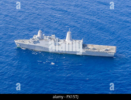 181015-N-PH 222-1433 MITTELMEER (Okt. 2010) 15, 2018) Der San Antonio-Klasse amphibious Transport dock Schiff USS Anchorage LPD (23) Transite das Mittelmeer, Okt. 15, 2018. Anchorage und schiffte sich 13 Marine Expeditionary Unit werden in den USA 6 Flotte Bereich arbeiten wie eine Krise Response Force zur Unterstützung der regionalen Partner sowie bereitgestellt die nationale Sicherheit der USA Interessen in Europa und in Afrika zu fördern. (U.S. Marine Foto von Mass Communication Specialist 3. Klasse Ryan M. Breeden/Freigegeben) Stockfoto