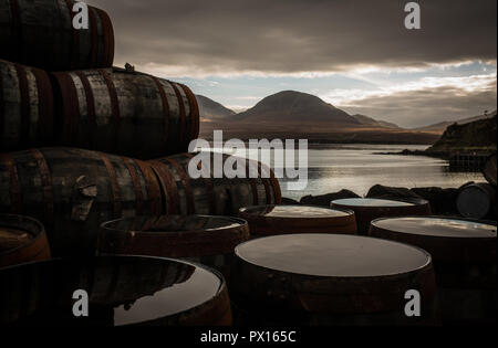 Von Bunnahabhain Whisky Distillery in Richtung Isle of Jura, in Bunnahabhain, Schottland. Stockfoto