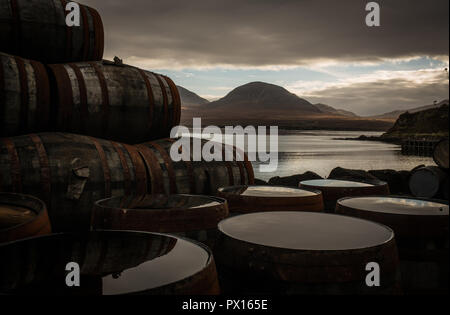 Von Bunnahabhain Whisky Distillery in Richtung Isle of Jura, in Bunnahabhain, Schottland. Stockfoto