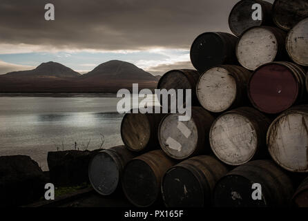 Von Bunnahabhain Whisky Distillery in Richtung Isle of Jura, in Bunnahabhain, Schottland. Stockfoto