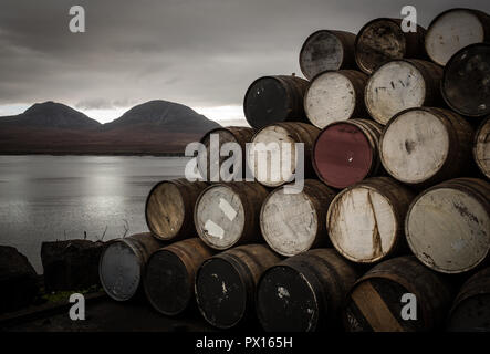 Von Bunnahabhain Whisky Distillery in Richtung Isle of Jura, in Bunnahabhain, Schottland. Stockfoto